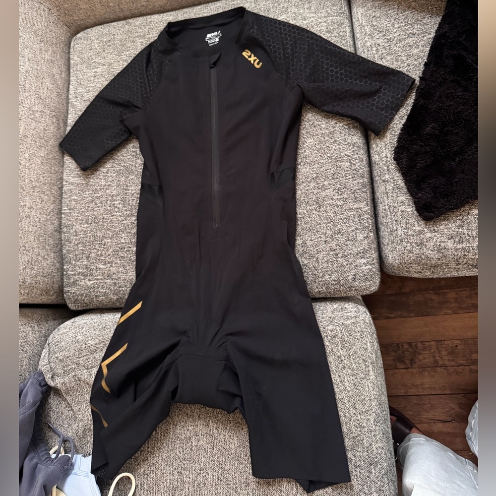 2XU Aero Sleeved Trisuit Black Top with Gold Logo